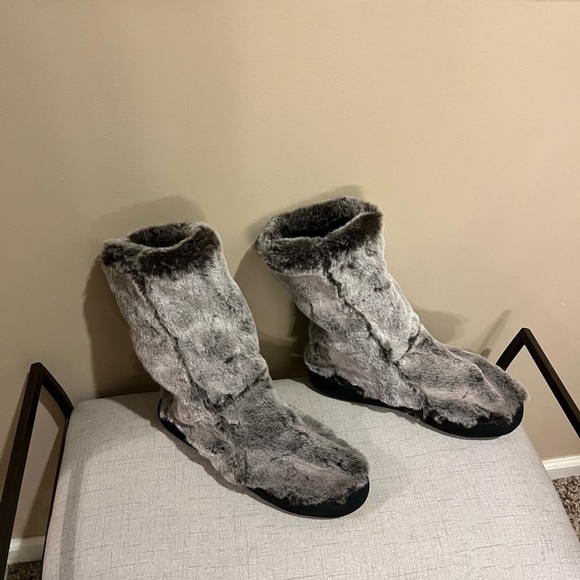 Acorn Gray and Black Slippers with Plush Material and Cozy Texture - Picture 3 of 8